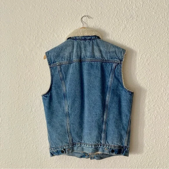 Levi’s Sherpa Lined Denim Vest - Picture 2 of 3